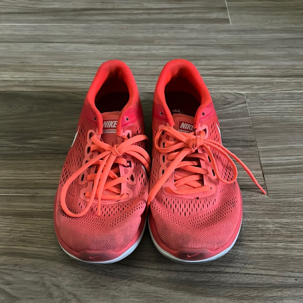 Red/Orange flex 2016 run NIKE shoes size 7.5 (used)
